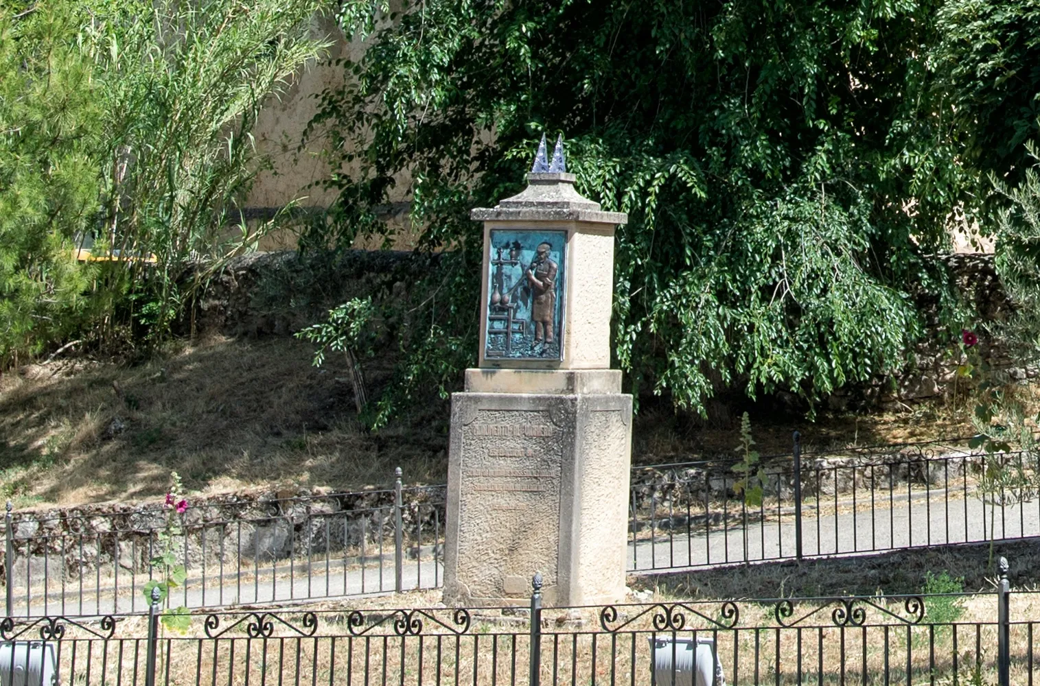 Monumento a los vidrieros de El Recuenco
